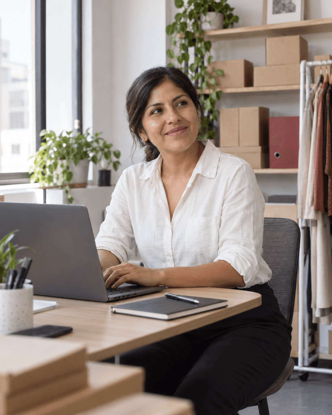 Retrato ilustrativo de una emprendedora peruana trabajando con su laptop en su negocio.